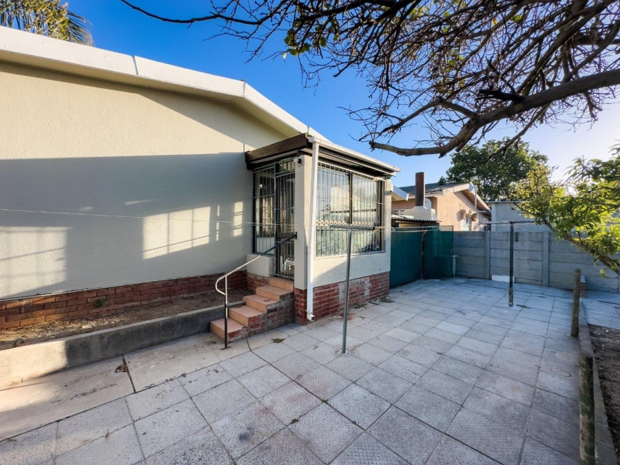 3 Bedroom Property for Sale in Peerless Park East Western Cape